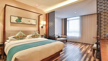 Luxury King Room | Cofres nos quartos, escrivaninha, cortinas blackout