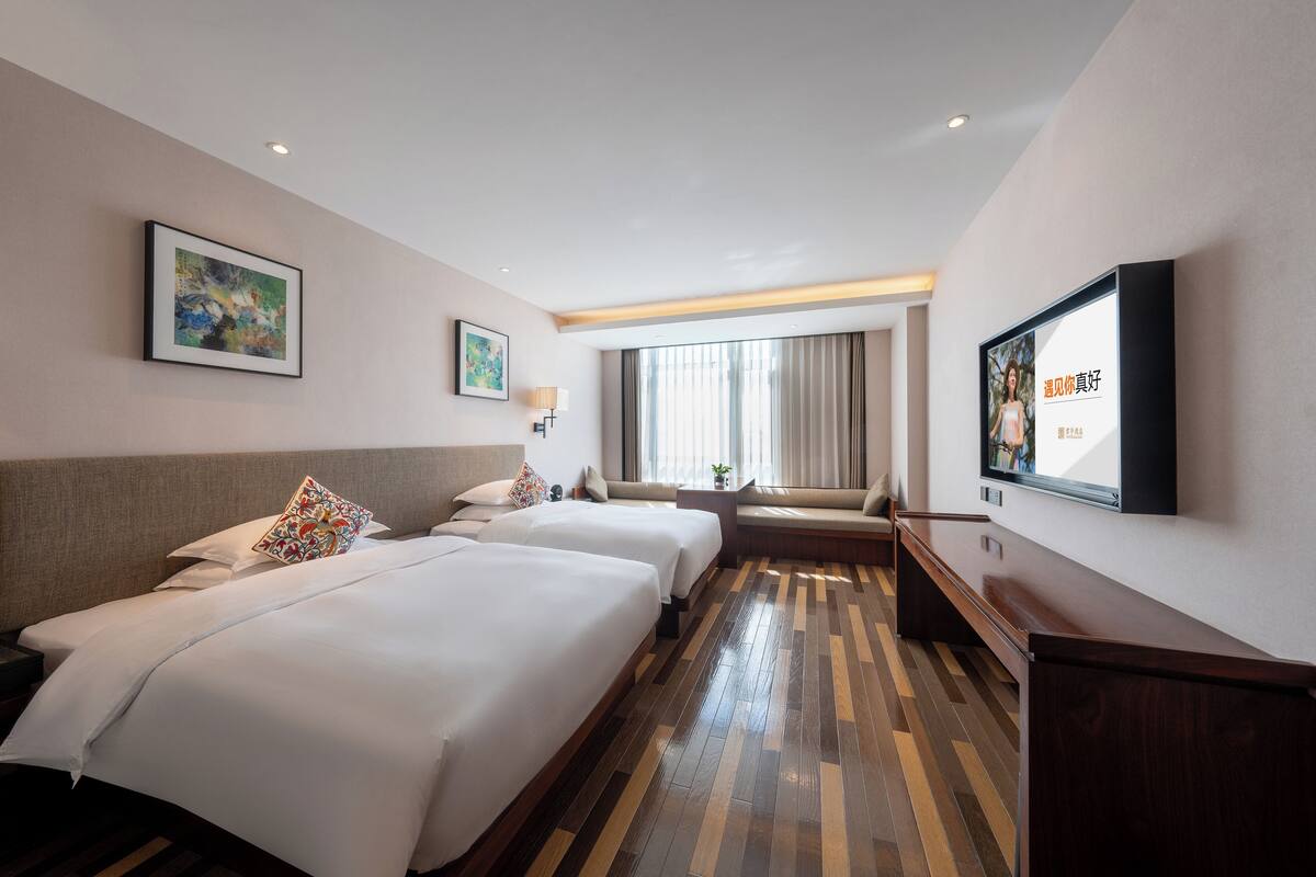 Habitación cuádruple Confort, vistas a la ciudad | Caja fuerte, escritorio, cortinas opacas y tabla de planchar con plancha