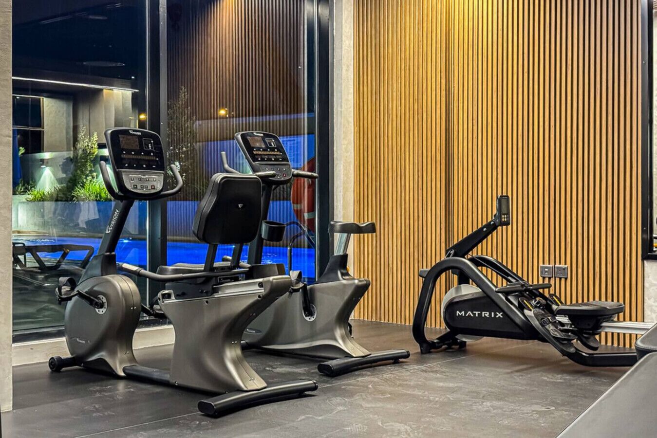 Ein modernes Fitnessstudio mit Ergometer und Laufband.