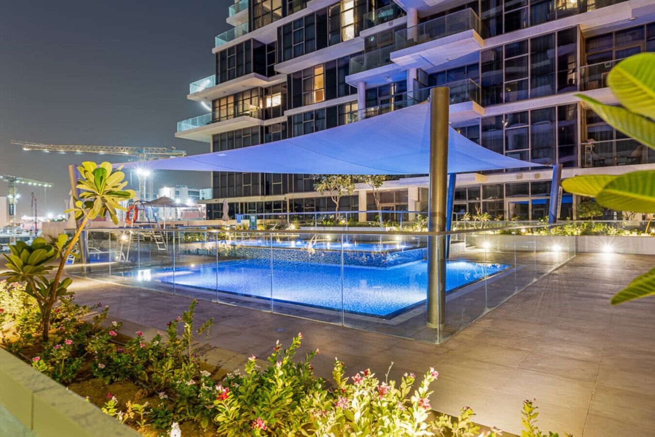 Innendørsbasseng og et oppvarmet basseng