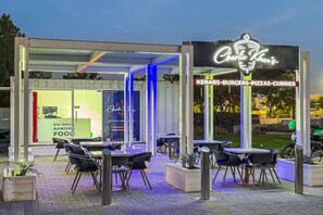 Outdoor dining - Modern & Cozy Studio | Golf Course Community (Dubai)