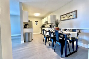 Dining - Balloon Route 66/Pool/Gated/Covered Free Parking/Playground/Centrally Located (Albuquerque)