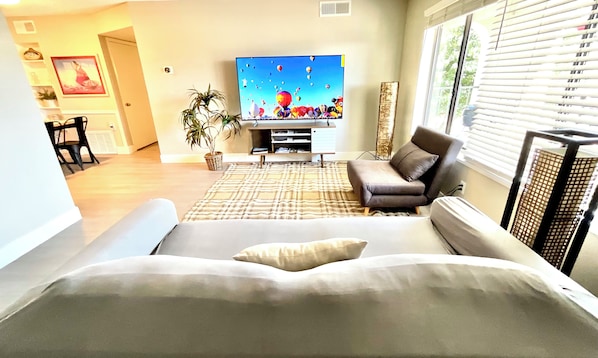 2 habitaciones, escritorio, tabla de planchar con plancha y wifi gratis 