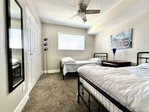 2 habitaciones, escritorio, tabla de planchar con plancha y wifi gratis