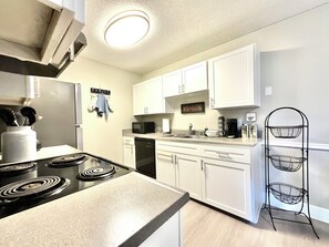 Fridge, microwave, oven, stovetop - Balloon Route 66/Pool/Gated/Covered Free Parking/Playground/Centrally Located (Albuquerque)