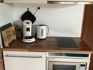 Frigorifero, microonde, forno, piano cottura