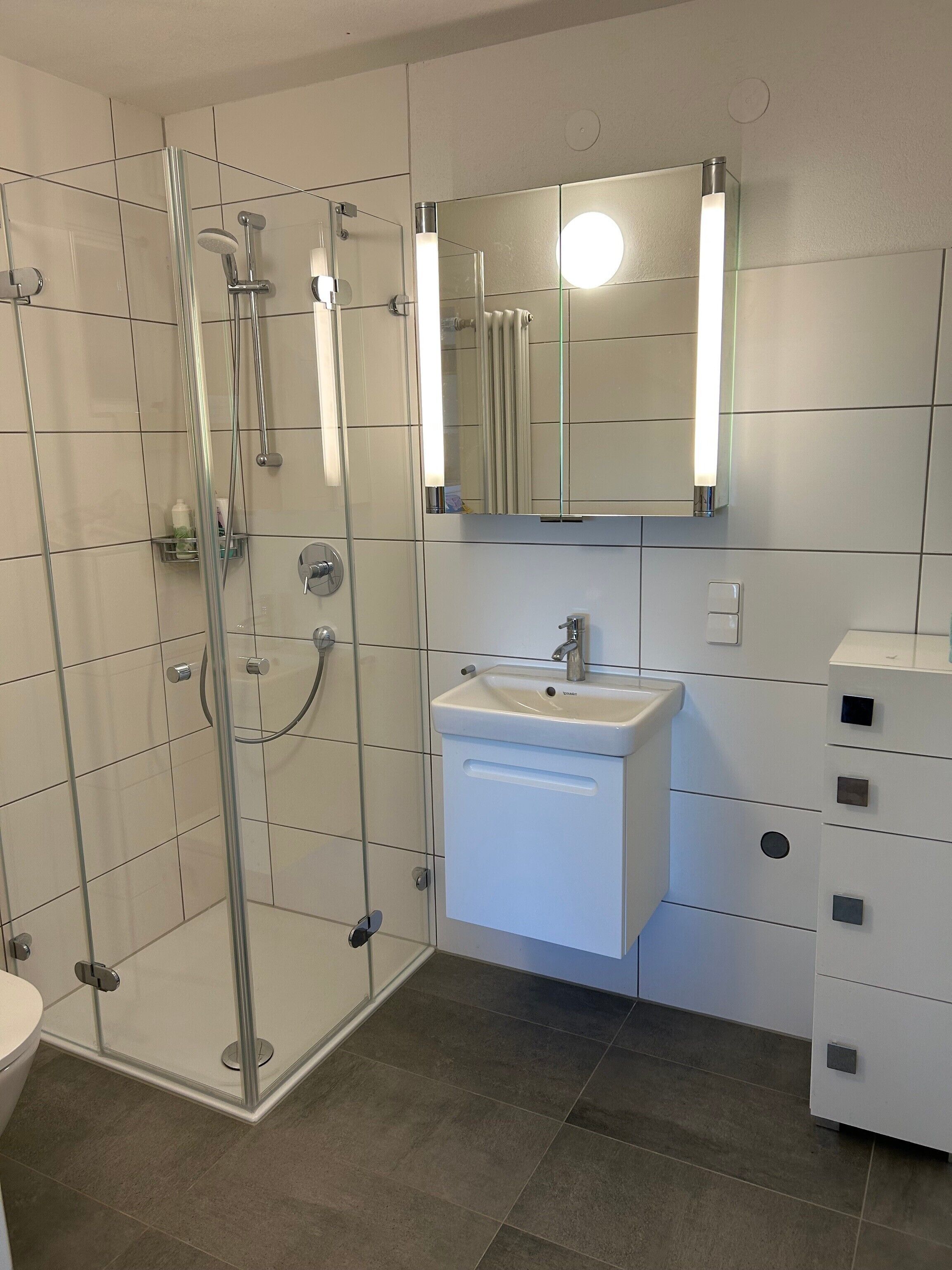 Douche, sèche-cheveux, serviettes fournies