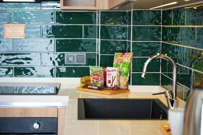 Apartemen Comfort, balkon, pemandangan kota | Dapur pribadi | Lemari es, oven, kompor, dan peralatan masak/sendok-piring