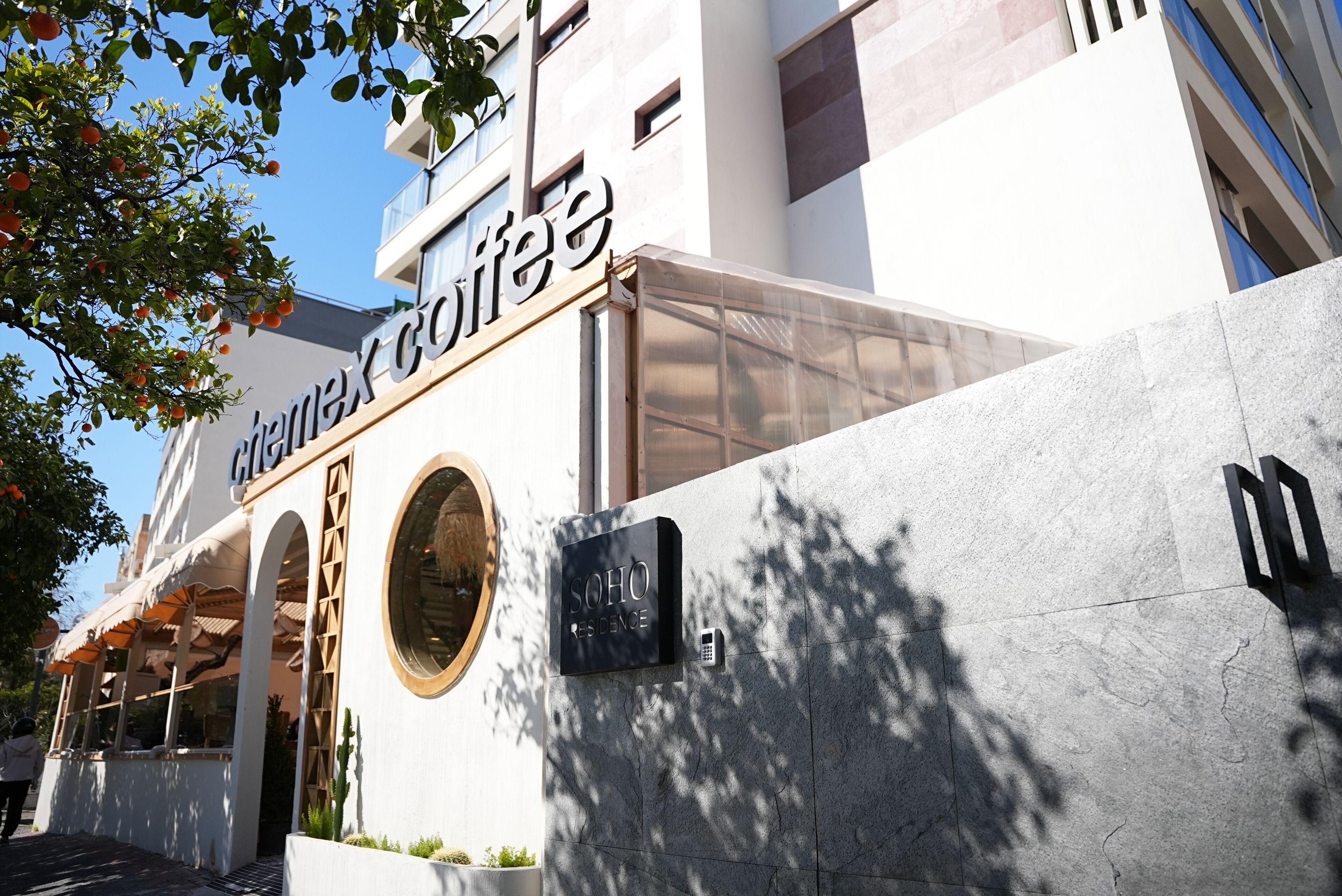 Un immeuble sur lequel on peut lire les inscriptions « Chicamex Coffee » et « SOHO RESIDENCE ».