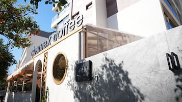 Un immeuble sur lequel on peut lire les inscriptions « Chicamex Coffee » et « SOHO RESIDENCE ».