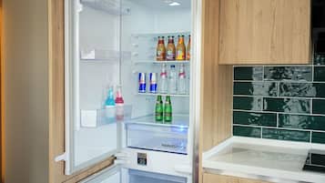 Kühlschrank, Ofen, Herdplatte, Kochgeschirr/Geschirr/Besteck