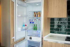 Fridge, oven, stovetop, cookware/dishes/utensils