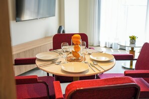 Apartamento Confort, balcón, vistas a la ciudad | Cocina privada | Frigorífico, horno, placa de cocina y utensilios de cocina