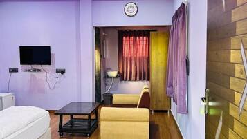 Cottage | Desk, rollaway beds, free WiFi, bed sheets