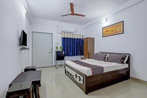 Deluxe Room | Desk, rollaway beds, free WiFi, bed sheets