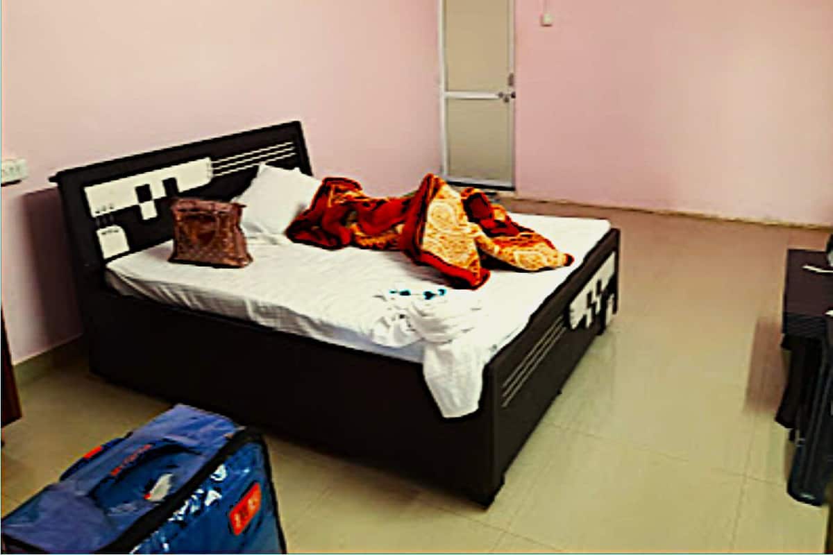 Standard Room | Desk, rollaway beds, free WiFi, bed sheets