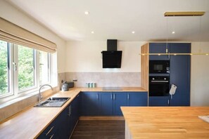 Microondas, horno, placa de cocina y lavavajillas