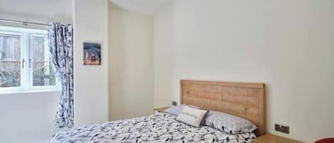 3 bedrooms, iron/ironing board, Internet, bed sheets