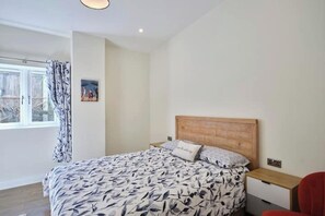 3 dormitorios, tabla de planchar con plancha, Internet y ropa de cama