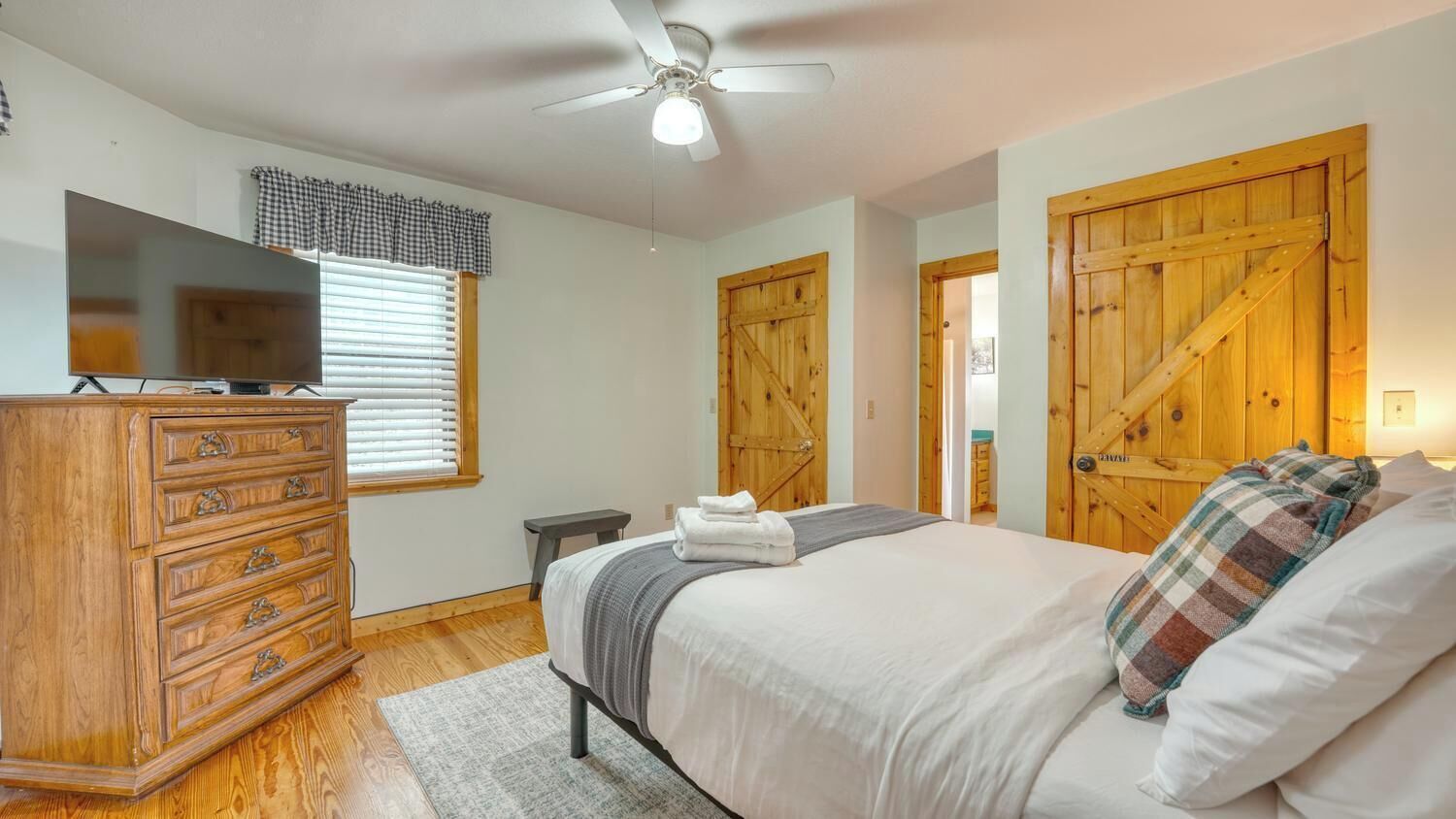 3 chambres, bureau, Wi-Fi gratuit, draps fournis