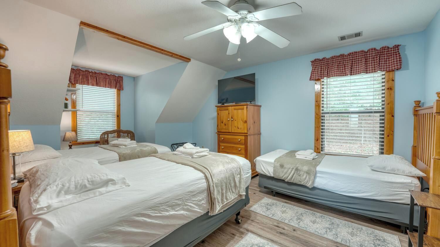 3 bedrooms, desk, free WiFi, bed sheets