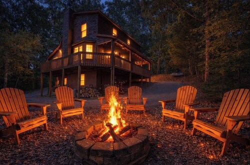 Lazy Daze - 3BR cabin w/mountain views, wrap porch, sauna, firepit!