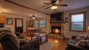 Smart TV, chimenea, futbolito y tenis de mesa