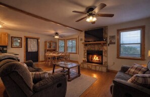 Smart TV, fireplace, foosball, table tennis - Lazy Daze - 3BR cabin w/mountain views, wrap porch, sauna, firepit! (Blairsville)