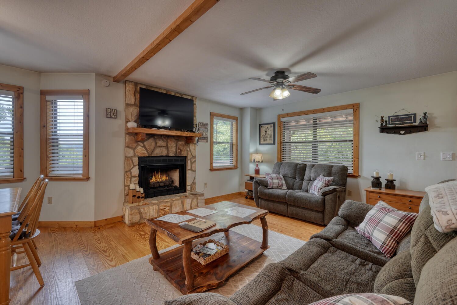 智能电视、壁炉、桌上足球、乒乓球