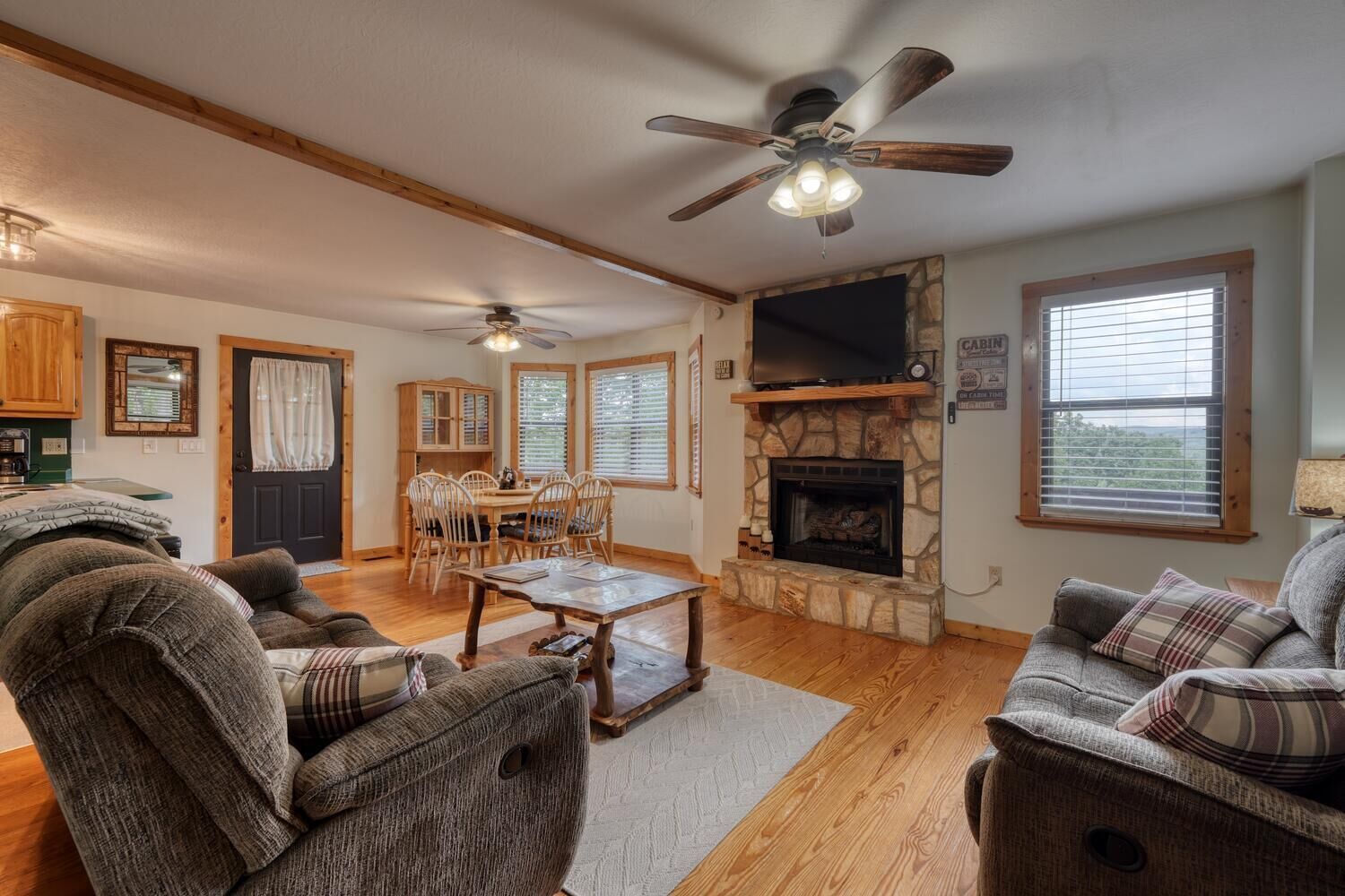 智能电视、壁炉、桌上足球、乒乓球