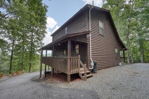 Exterior - Lazy Daze - 3BR cabin w/mountain views, wrap porch, sauna, firepit! (Blairsville)