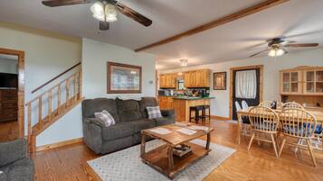 Smart-TV, Kamin, Tischfußball, Tischtennisplatte