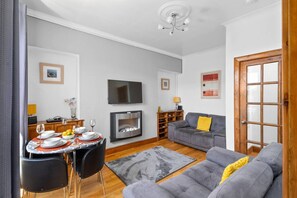 TV - Beach Walk Apartment - 2 bed by the beach (Broughty Ferry, Dundee)