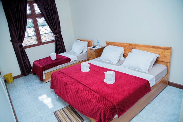 9 habitaciones, tabla de planchar con plancha, internet y ropa de cama