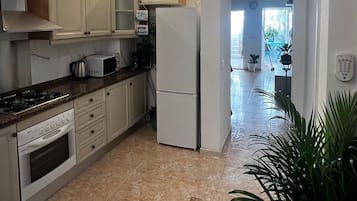 Een microgolfoven, een oven