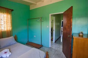 2 bedrooms, internet, bed sheets