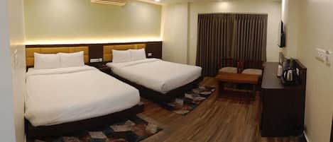 Quadruple Room | Desk, free WiFi