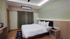 办公桌、免费 WiFi