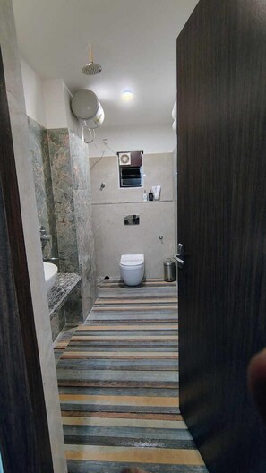 Deluxe Double Room | Bathroom | Shower, free toiletries, hair dryer, towels
