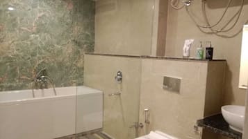 Ducha, artículos de tocador gratuitos, secador de pelo, toallas