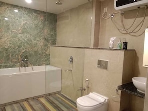 Phòng Suite | Phòng tắm | Buồng tắm vòi sen, đồ dùng nhà tắm miễn phí, máy sấy tóc, khăn tắm