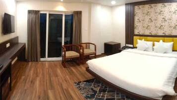 Suite | Desk, free WiFi