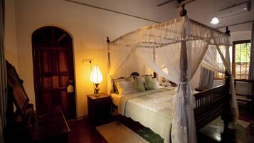 6 bedrooms, iron/ironing board, internet, bed sheets