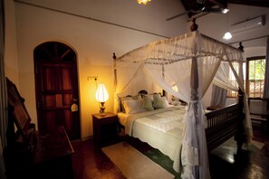 6 bedrooms, iron/ironing board, internet, bed sheets