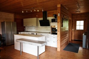 Jääkaappi, mikroaaltouuni, uuni, liesi