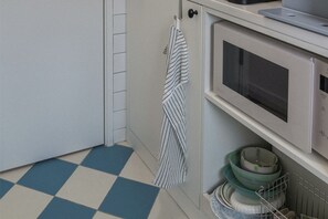 Fridge, microwave, cookware/dishes/utensils - Orly Minbak (Seoul)