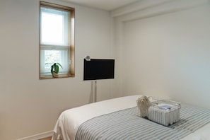 Desk, laptop workspace, soundproofing, iron/ironing board - Orly Minbak (Seoul)