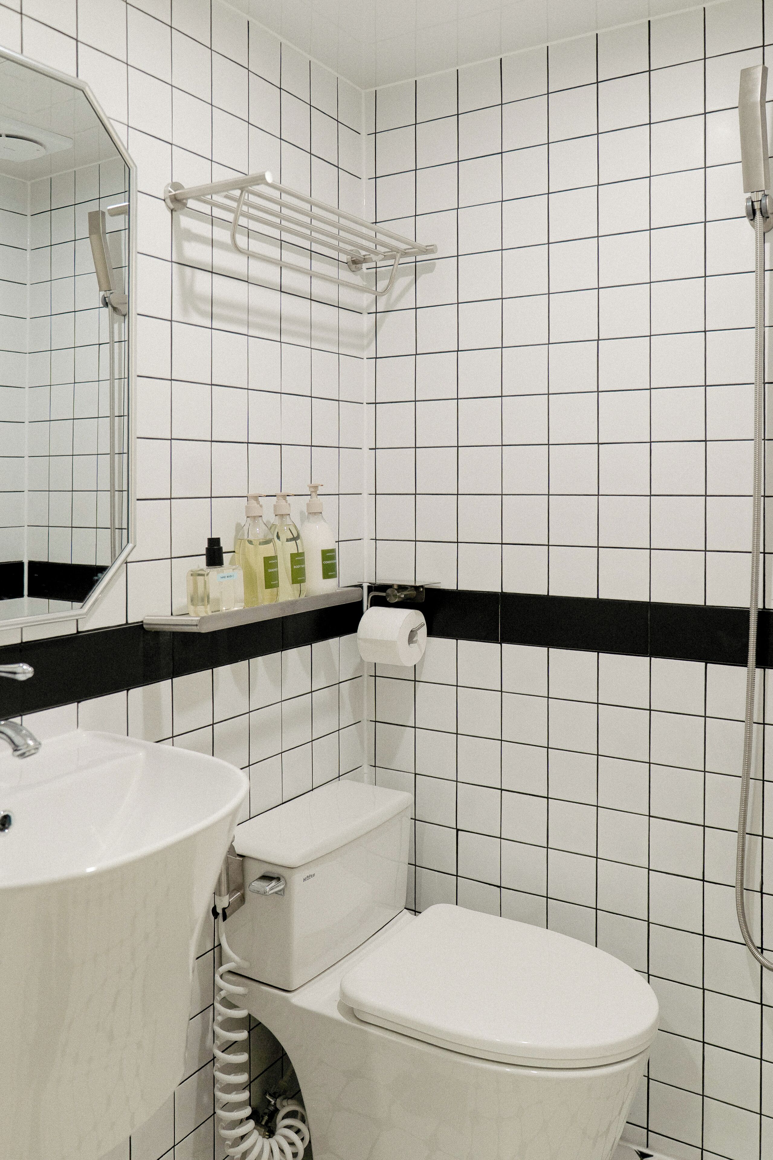 Baño | Regadera, pantuflas, toallas, jabón 