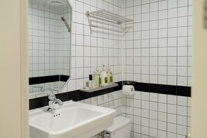 Bathroom | Shower, slippers, towels, soap - Orly Minbak (Seoul)