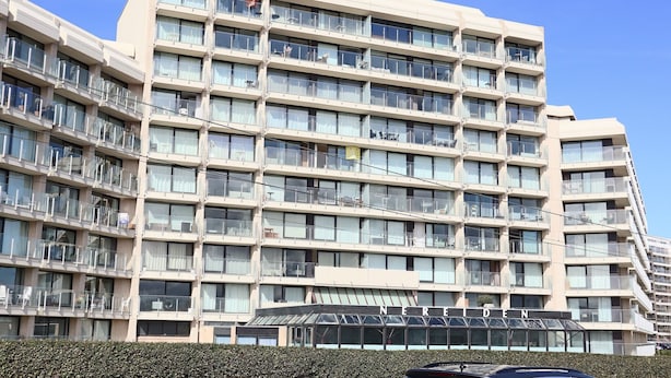 A multi-story hotel with numerous balconies and a clear sky. - Apartment in Nieuwpoort near Sandy Beaches (NIEUWPOORT)
